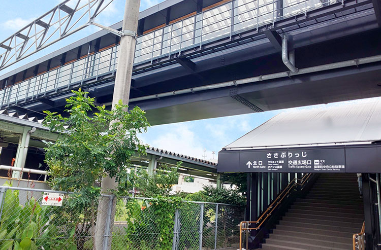 JR「篠栗駅(北口)」から車で約2分、徒歩で約7分です。駐車場(約50台)も完備